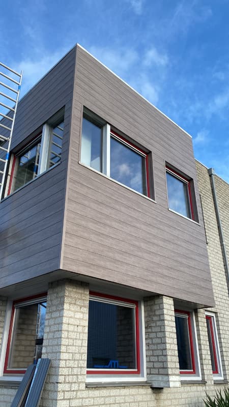 Woning met nieuwe kunststof gevelbekleding