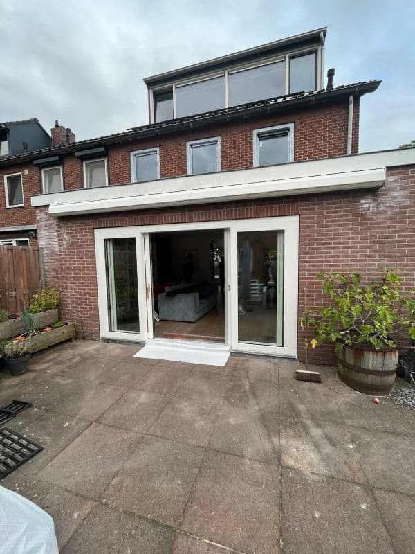 Montage van kunststof kozijnen in een woning