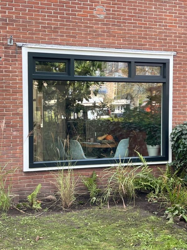 Nieuwe kunststof kozijnen na de montage
