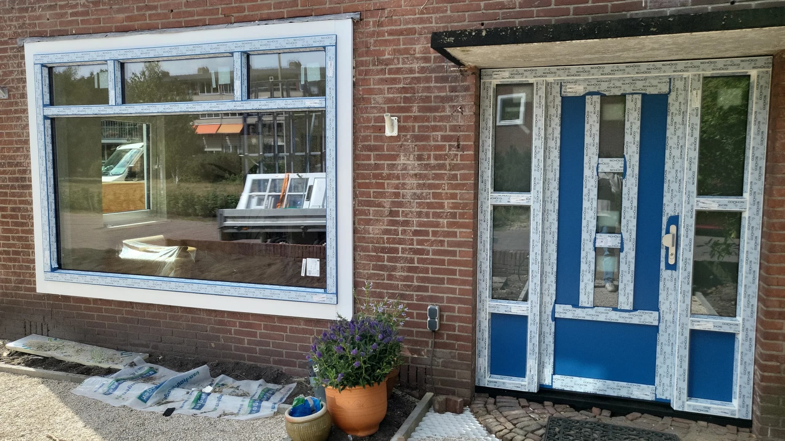 Ramen en deuren vervangen door kunststof kozijnen met triple glas