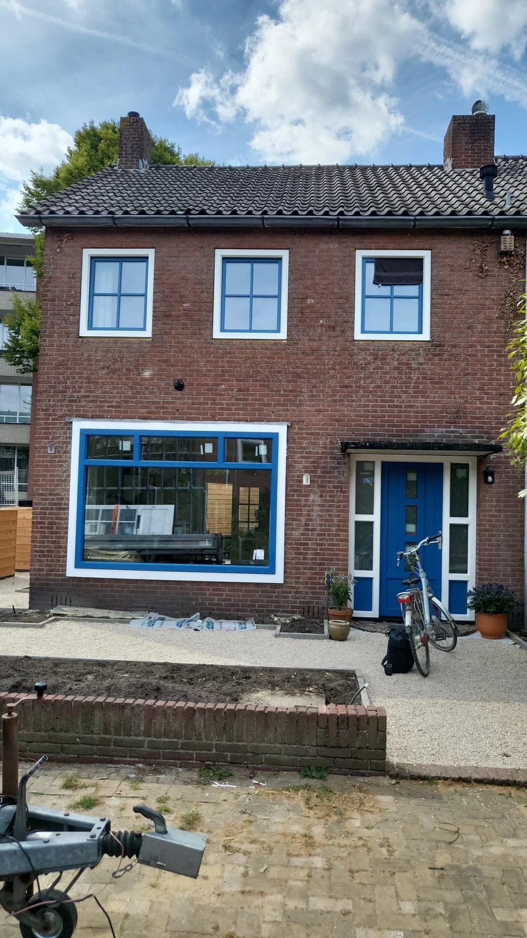 Kunststof kozijnen met triple glas aan de voorzijde van een woning